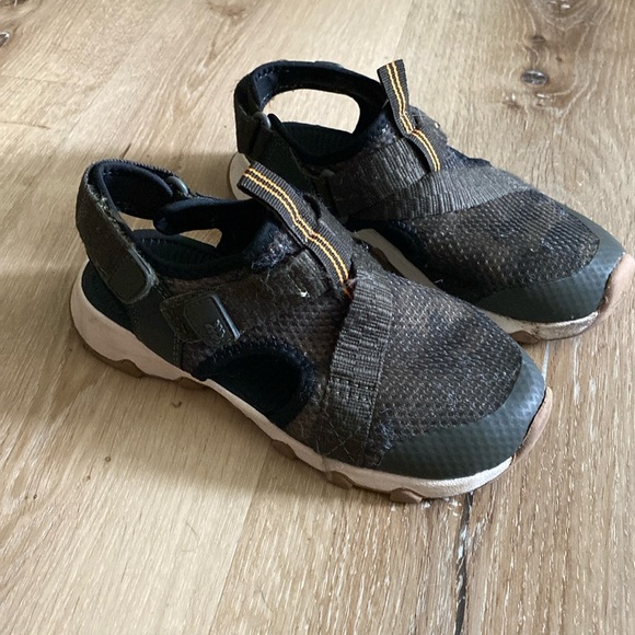 Cat & Jack Closed Toe Sandals - Picture 1 of 3